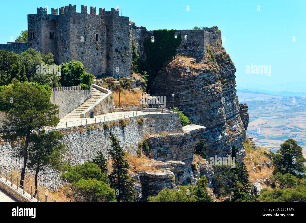 Vista del vecchio centro medievale castello normanno (Castello di Venere) in Erice, regione di Trapani, Sicilia, Italia. Costruito nel XII secolo. Foto Stock