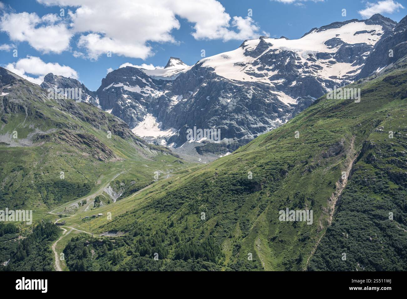 Paesaggio alpino panoramico della Valle di Mauriene vicino a Bonneval sur Arc lungo la strada per il col de l'Iseran, Francia Foto Stock