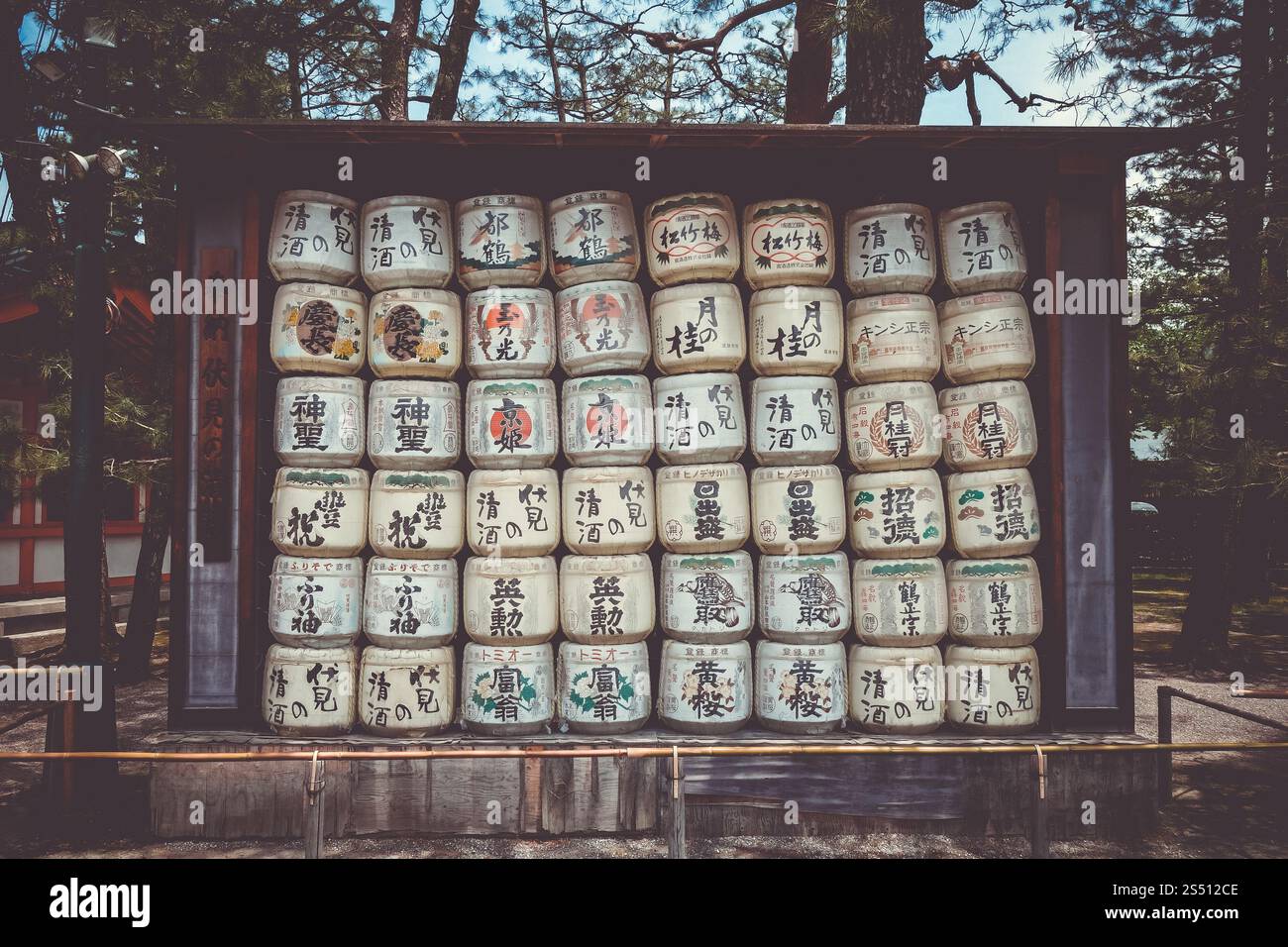 Botti tradizionali di Kazaridaru nel Santuario di Heian Jingu, Kyoto, Giappone. Botti di Kazaridaru nel santuario Heian Jingu, Kyoto, Giappone Foto Stock