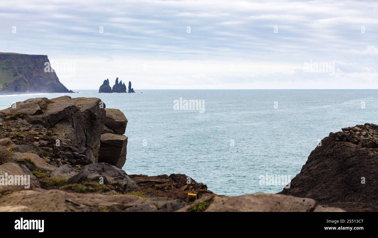 Viaggio in Islanda - fascia costiera sull'oceano vicino Kirkjufjara spiaggia di Vik ho Myrdal villaggio Atlantico sulla Costa Sud in Katla geoparco in settembre Foto Stock