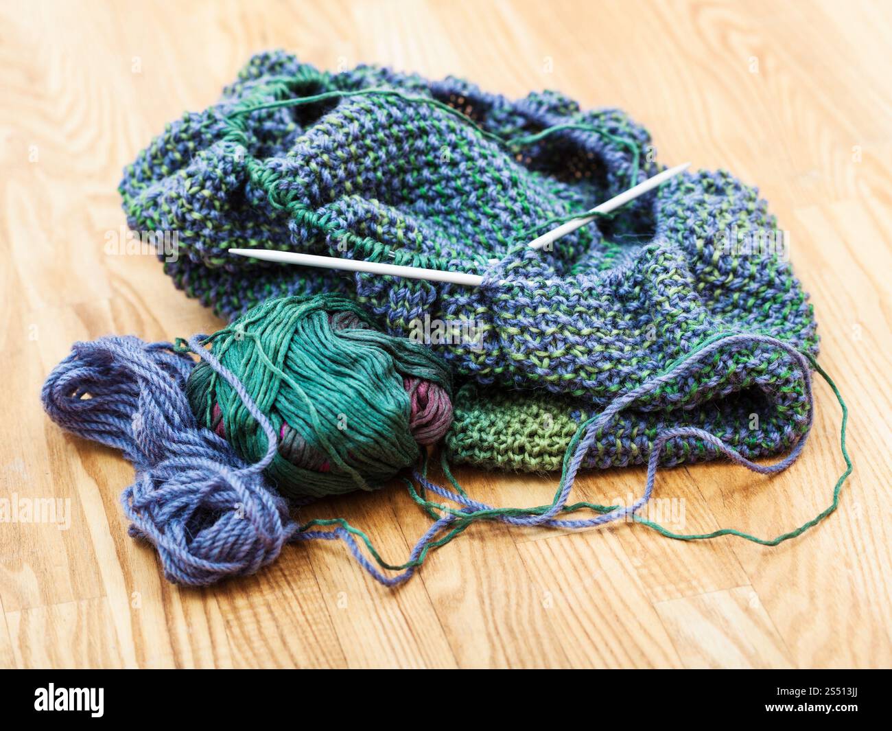 Stoffa di handwoven e materiali di lavorazione a maglia su un tavolo di legno Foto Stock