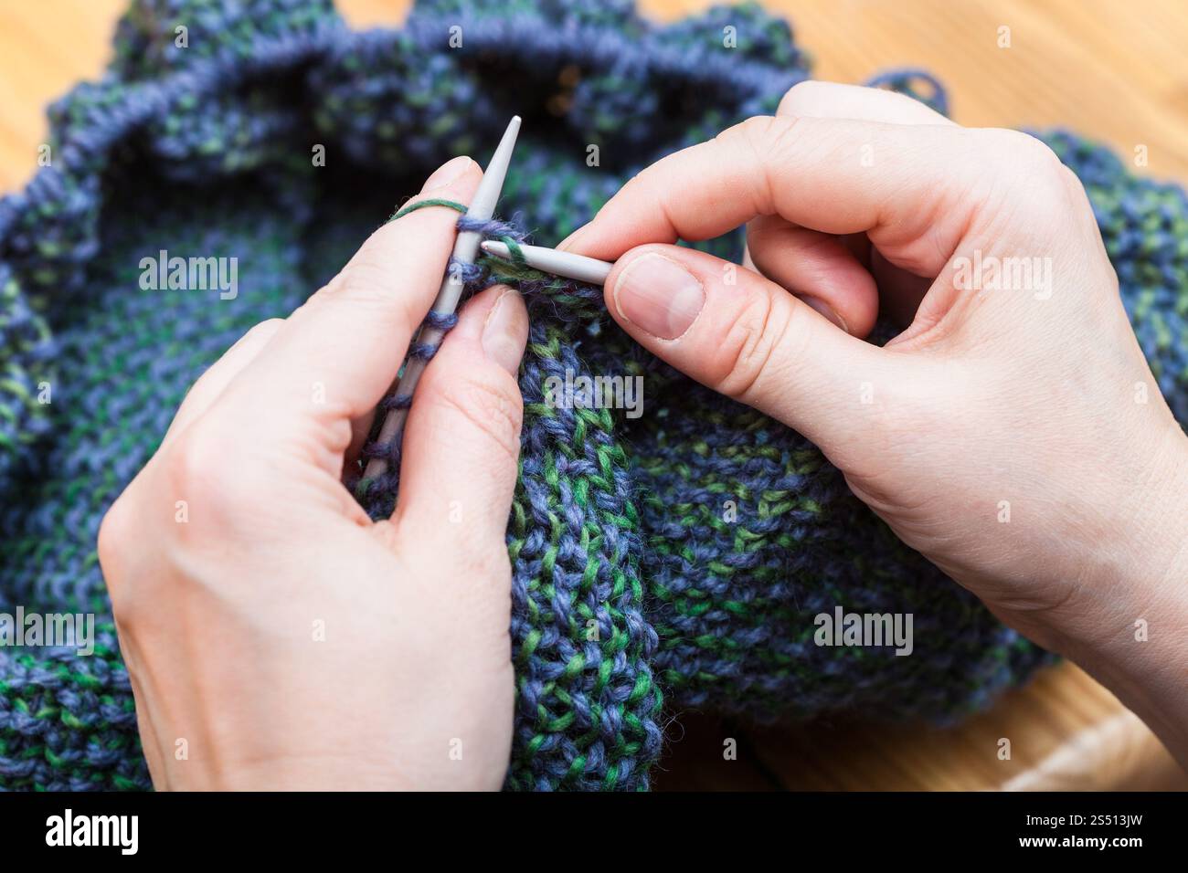 Dita femmina pullover a maglia di lana da aghi da maglia stretta fino Foto Stock