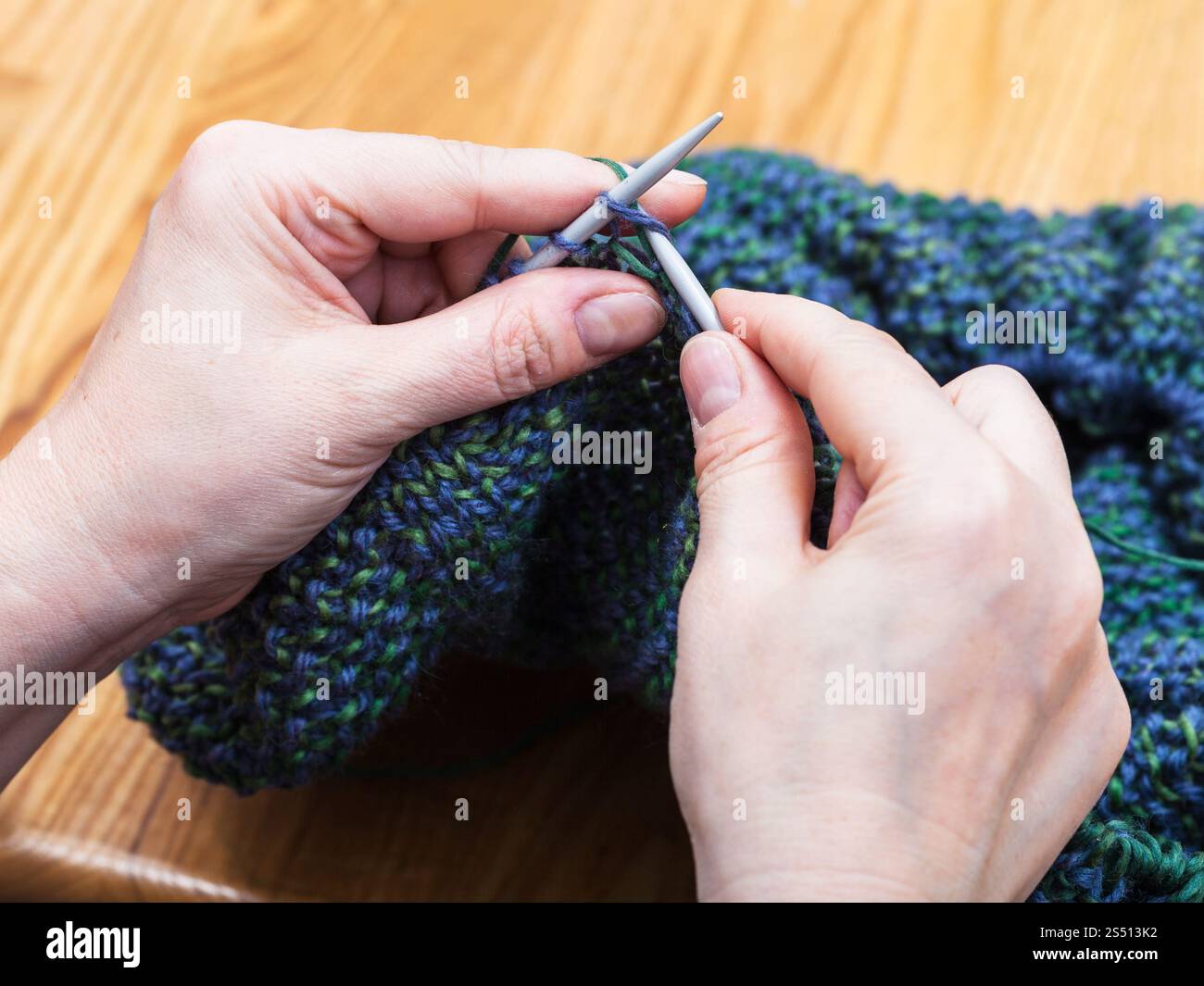Mani femminili pullover a maglia di lana da aghi da maglia stretta fino Foto Stock