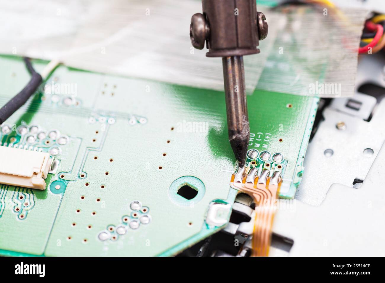 La riparazione di un circuito elettrico stampato con il saldatore close up Foto Stock