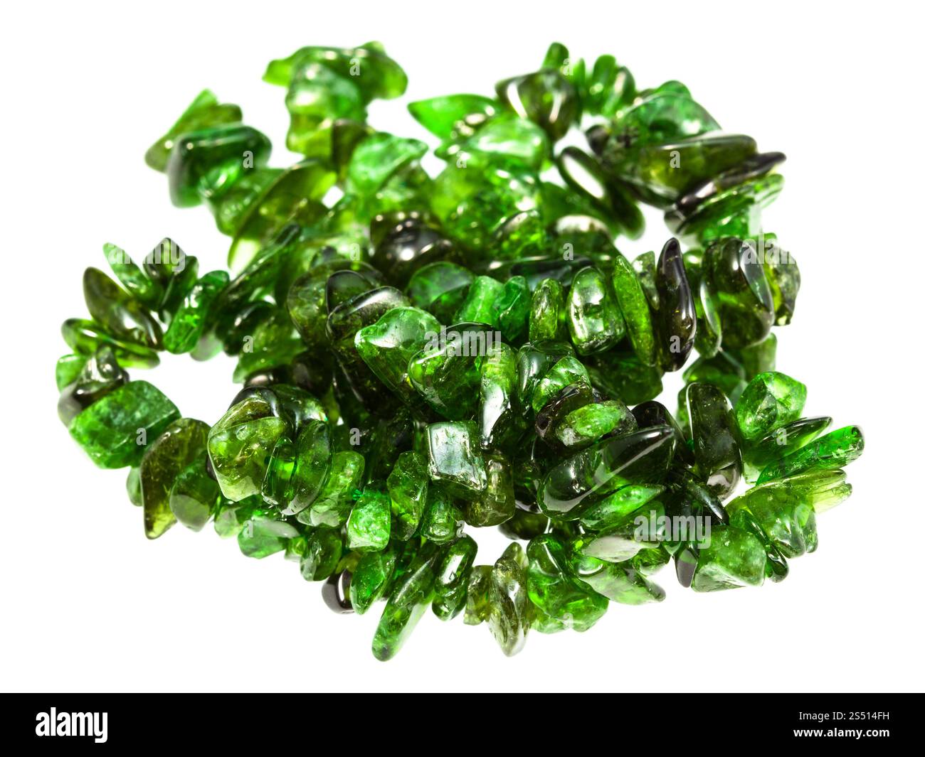 Stringa di perle naturali da cromo diopside cristalli isolati su sfondo bianco Foto Stock
