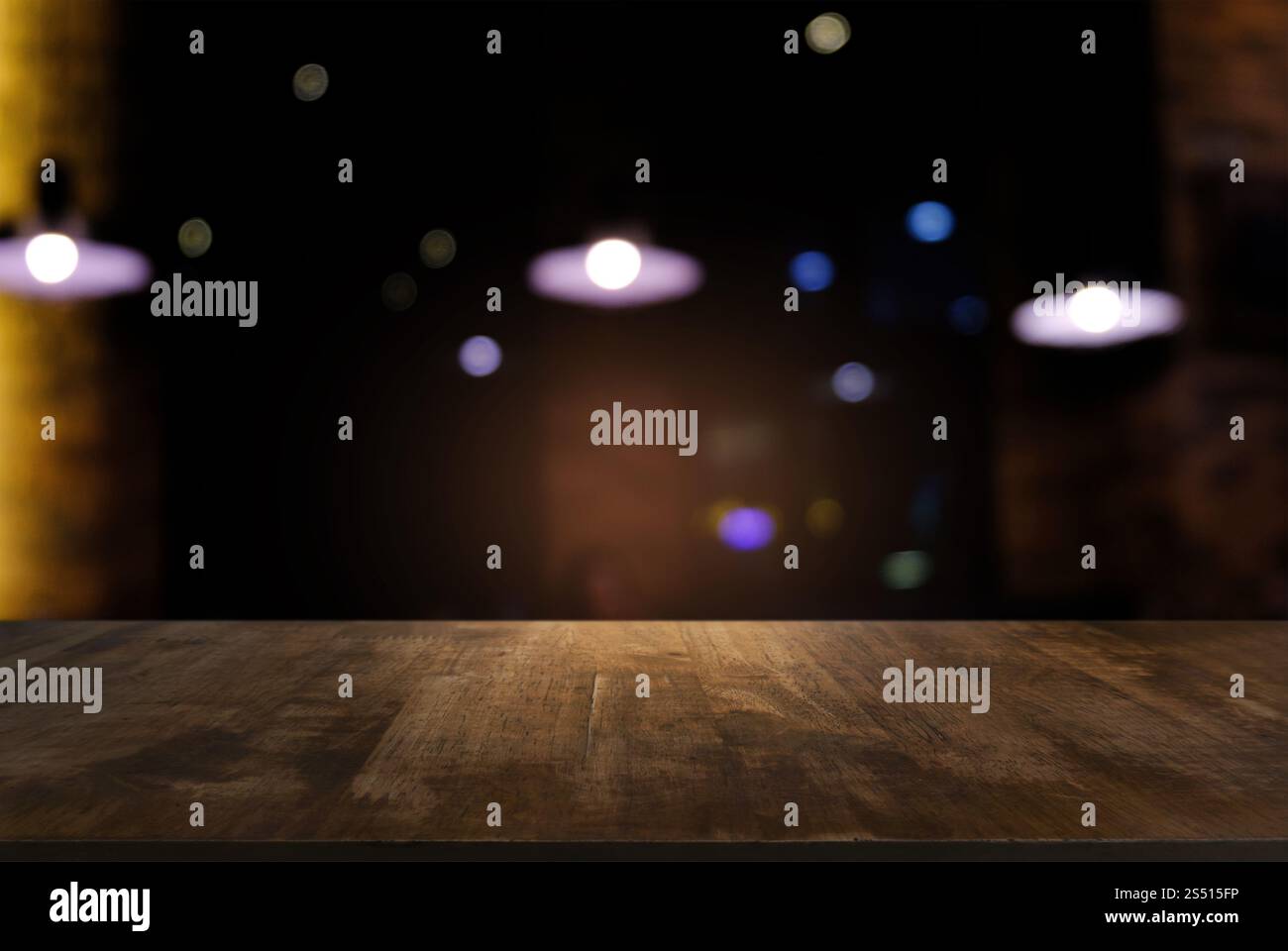 Svuotare tavolo in legno e superiore di sfocatura di notte sullo sfondo di mercato/messa a fuoco selettiva .per montaggio display del prodotto Foto Stock