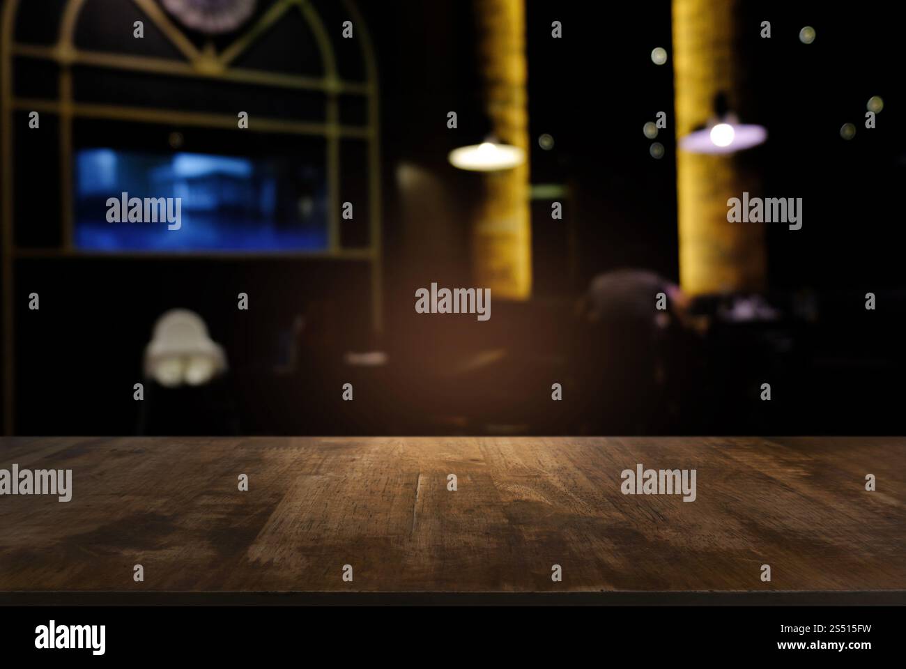 Svuotare tavolo in legno e superiore di sfocatura di notte sullo sfondo di mercato/messa a fuoco selettiva .per montaggio display del prodotto Foto Stock