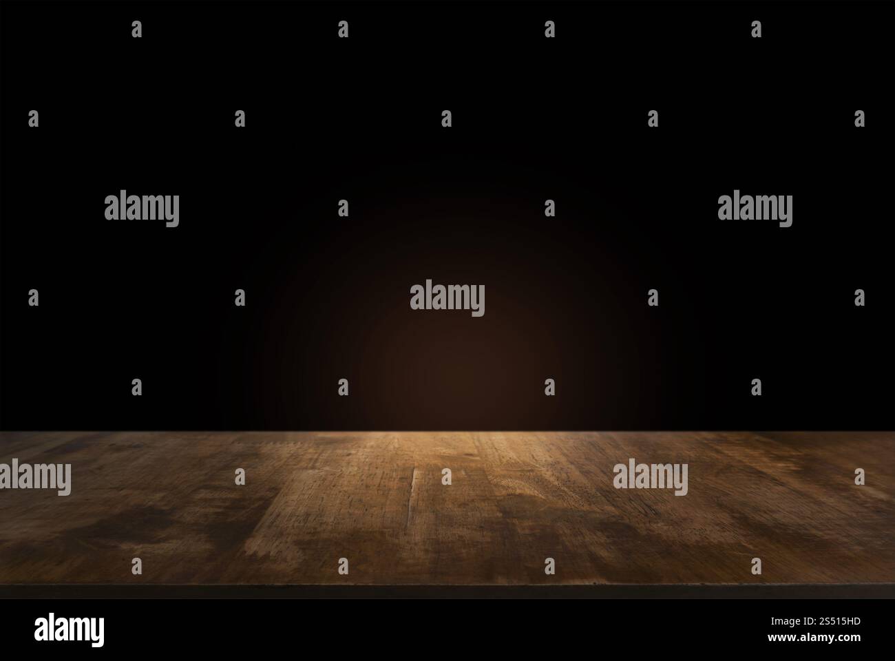 Svuotare tavolo in legno e superiore di sfocatura di notte sullo sfondo di mercato/messa a fuoco selettiva .per montaggio display del prodotto Foto Stock