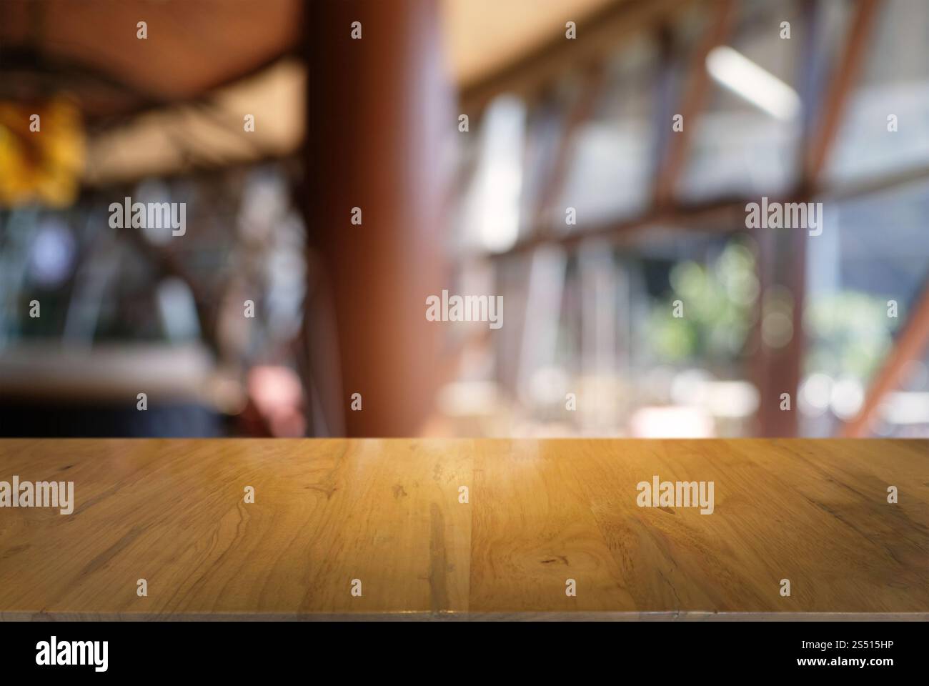 Svuotare tavolo in legno e superiore di sfocatura di notte sullo sfondo di mercato/messa a fuoco selettiva .per montaggio display del prodotto Foto Stock