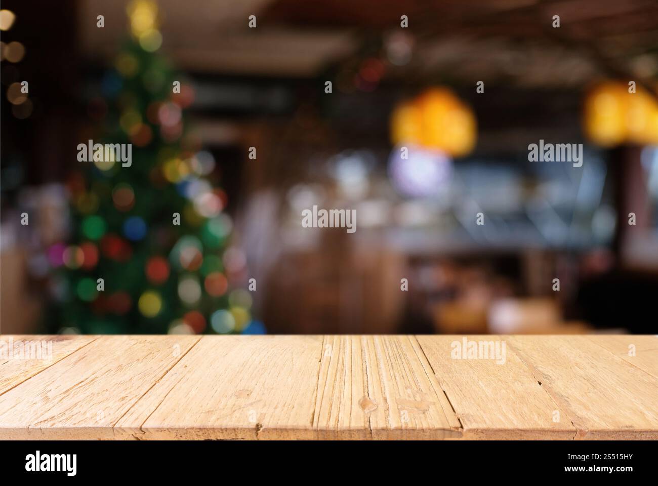 Svuotare tavolo in legno e superiore di sfocatura di notte sullo sfondo di mercato/messa a fuoco selettiva .per montaggio display del prodotto Foto Stock