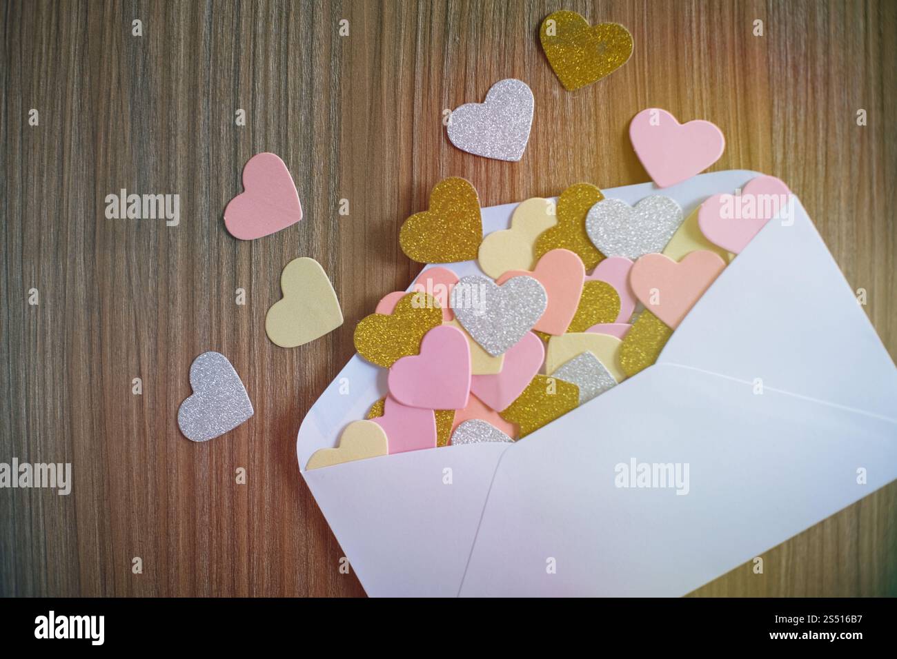 Il giorno di San Valentino lettera d'amore. aperta la busta e molti cuori in feltro. Svuotare lo spazio di copia Foto Stock