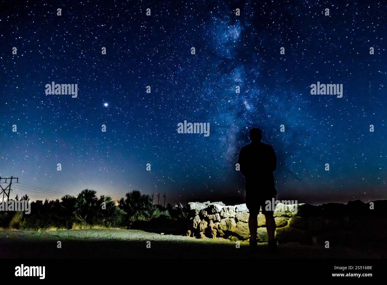 Sagoma di una persona che guarda le stelle sotto la via Lattea di notte Foto Stock