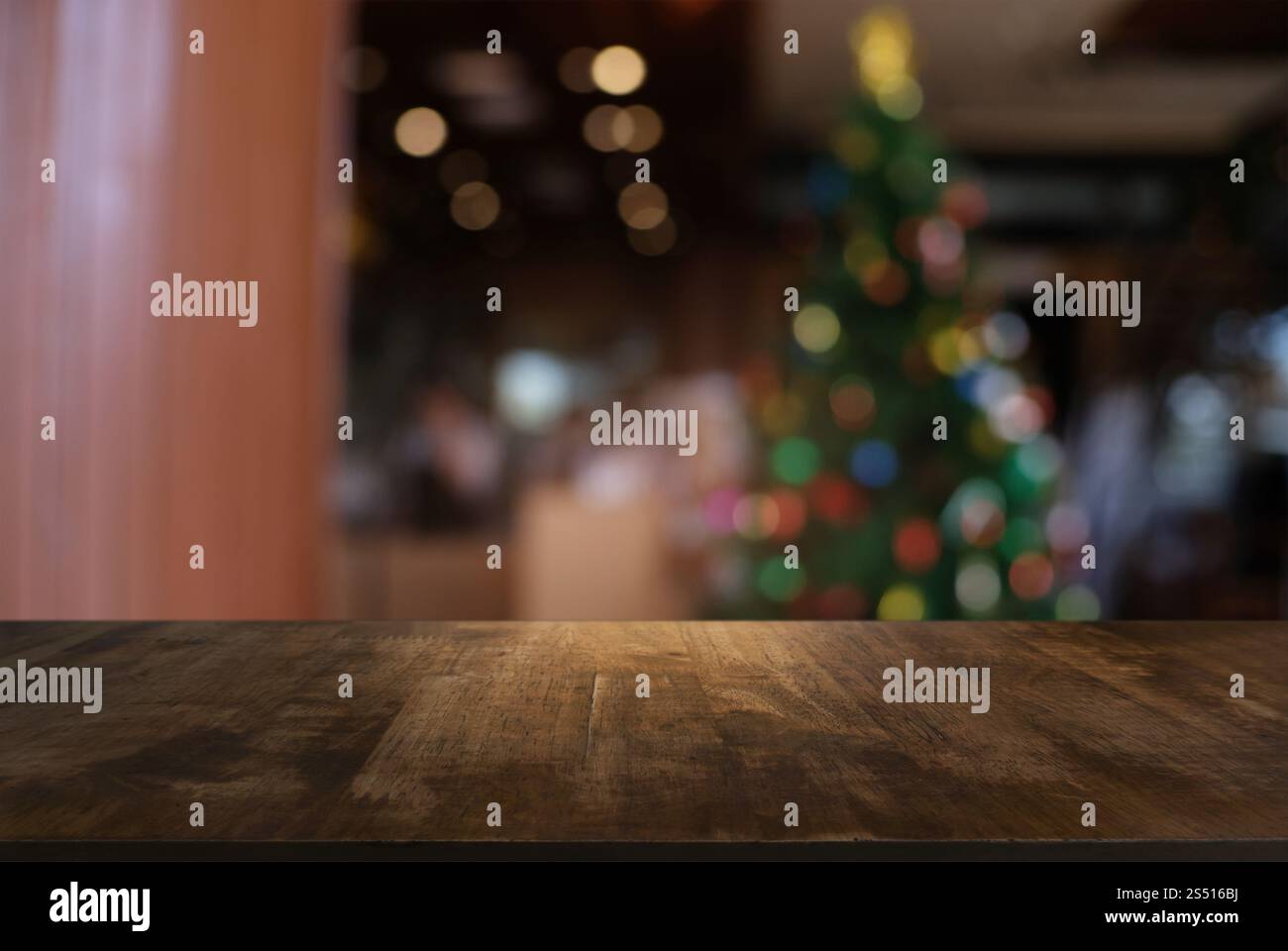 Svuotare tavolo in legno e superiore di sfocatura di notte sullo sfondo di mercato/messa a fuoco selettiva .per montaggio display del prodotto Foto Stock