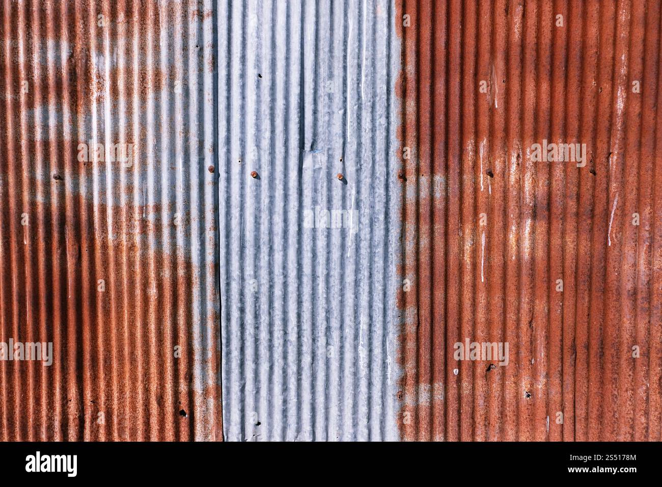 vecchio arrugginito galvanizzato. ruggine e graffiato acciaio tessuto corrugato ferro lato sfondo vintage Foto Stock