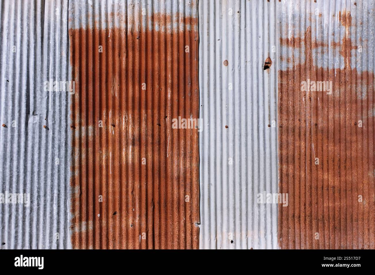 vecchio arrugginito galvanizzato. ruggine e graffiato acciaio tessuto corrugato ferro lato sfondo vintage Foto Stock