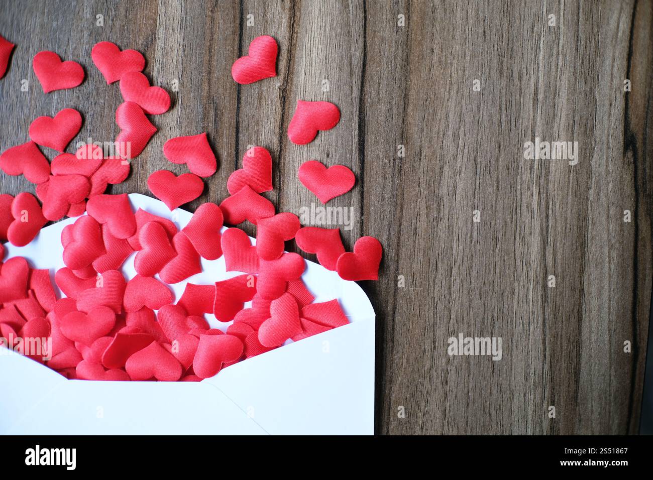 Il giorno di San Valentino lettera d'amore. aperta la busta e molti cuori in feltro. Svuotare lo spazio di copia Foto Stock
