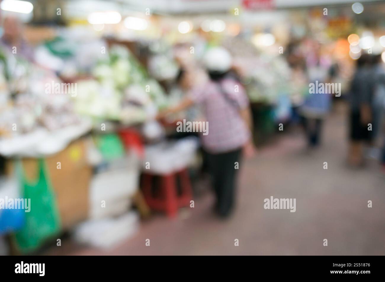 Sfocare lo sfondo di persone lo shopping al mercato notturno festival per utilizzo in background Foto Stock