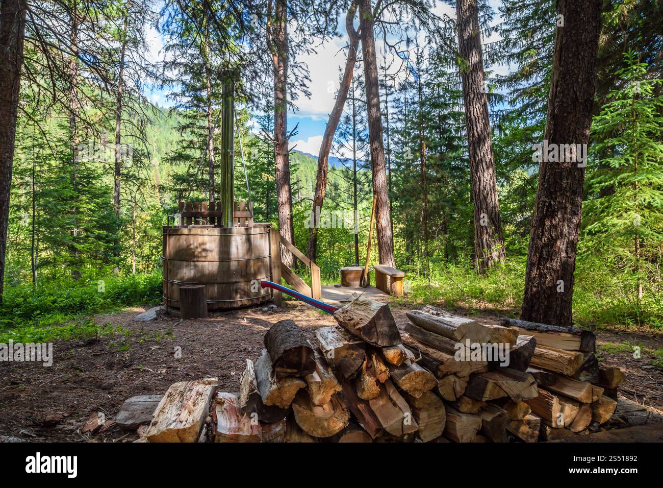 Idromassaggio rustico all'aperto nel bosco Foto Stock