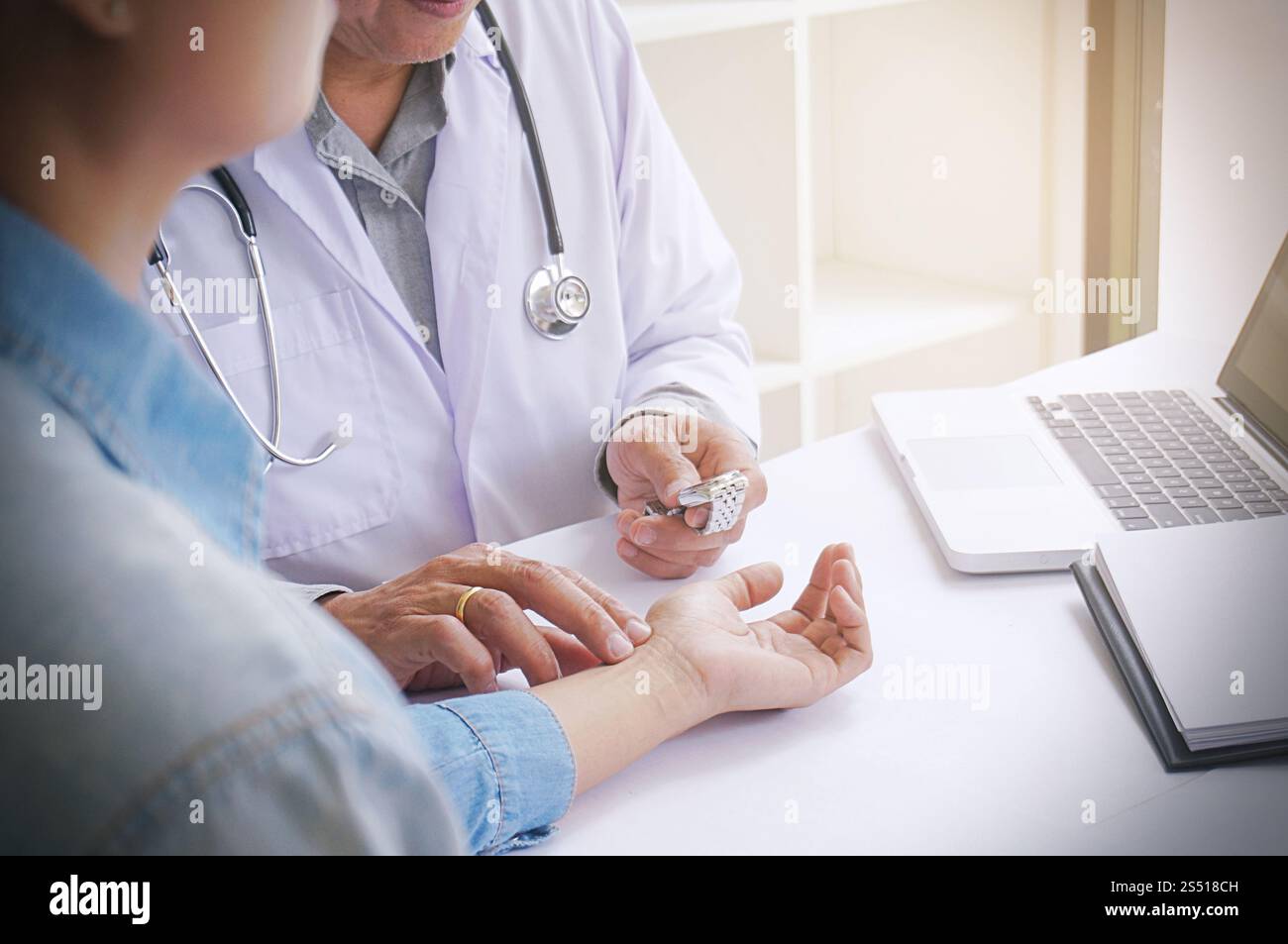 Medico che controlla il battito cardiaco di una paziente. Concetto di assistenza sanitaria. Medico che controlla il battito cardiaco di una paziente. Concetto di assistenza sanitaria. Foto Stock