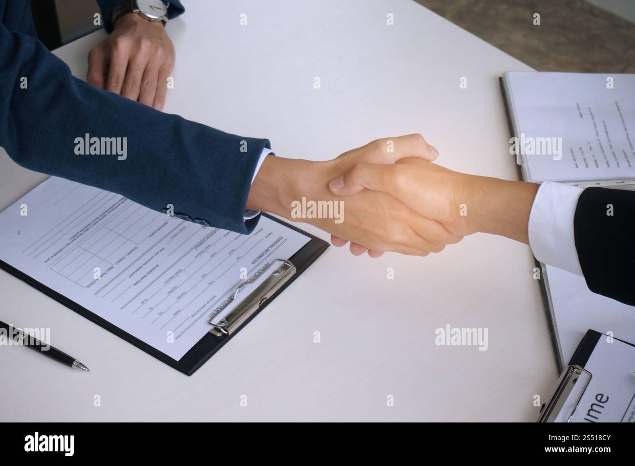 Imprenditore agitando mani candidato al colloquio. ha ottenuto il lavoro in team. Benvenuti a bordo. Foto Stock