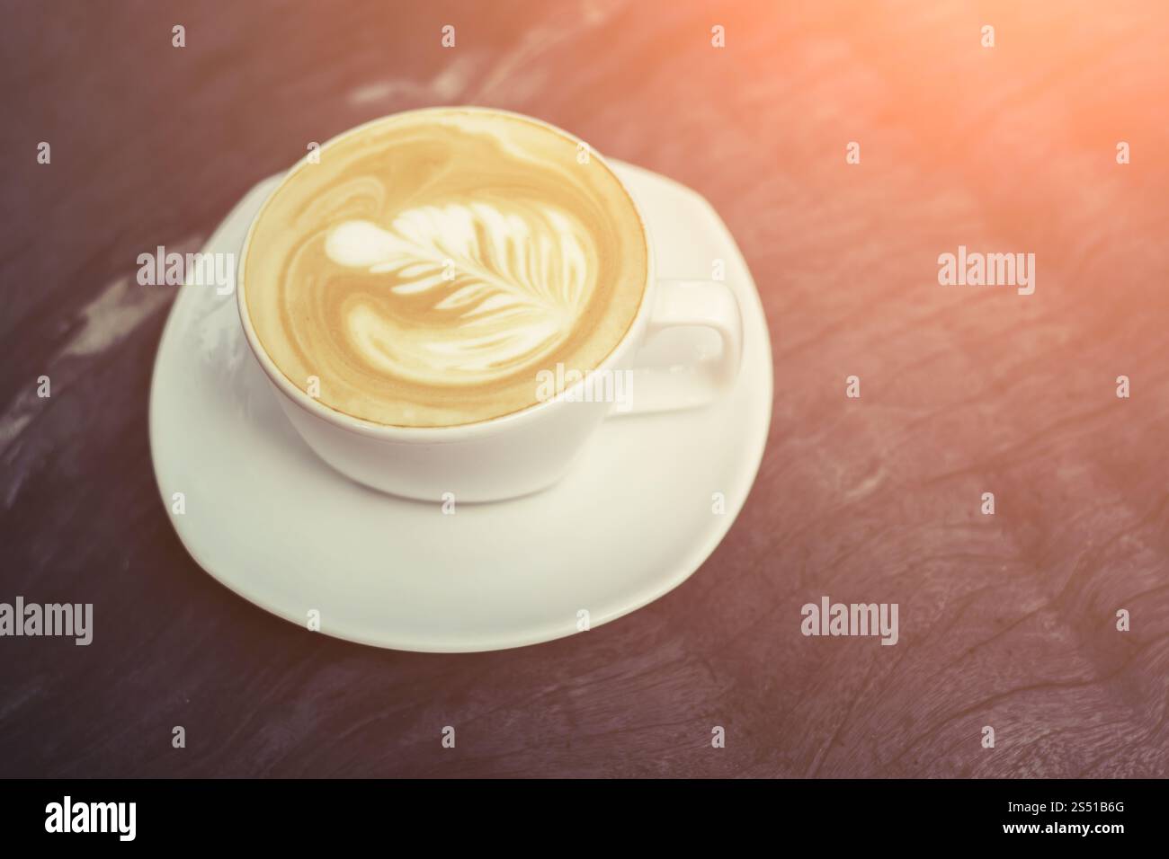 Bianco tazze di cappuccino con caffè e a forma di struttura di schiuma di latte. Foto Stock