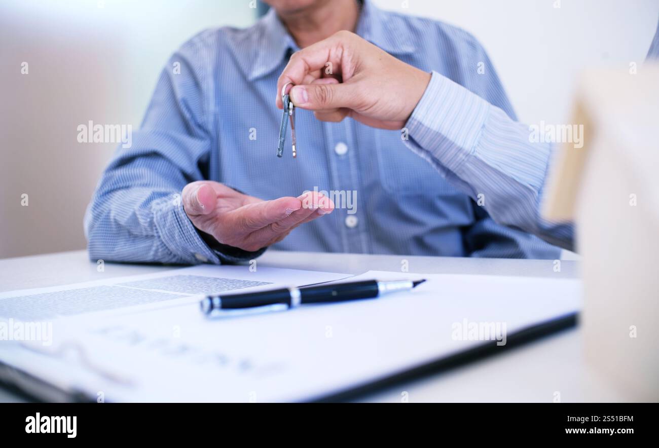 Sales Manager per dare consigli modulo di applicazione documento, considerando mutuo ipotecario speciali per auto e assicurazione casa Foto Stock