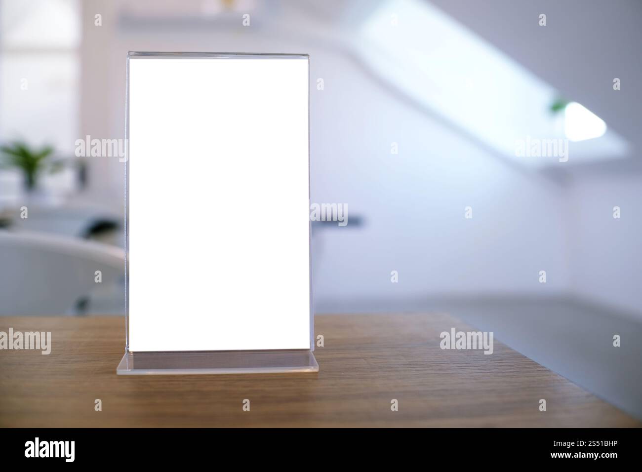 Mock up Menu frame in piedi sulla tavola di legno nel bar ristorante cafe. spazio per il testo. Foto Stock