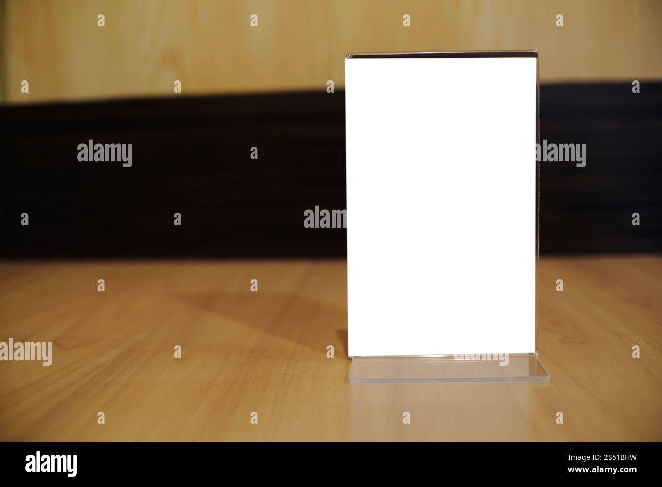 Mock up Menu frame in piedi sulla tavola di legno nel bar ristorante cafe. spazio per il testo. Foto Stock