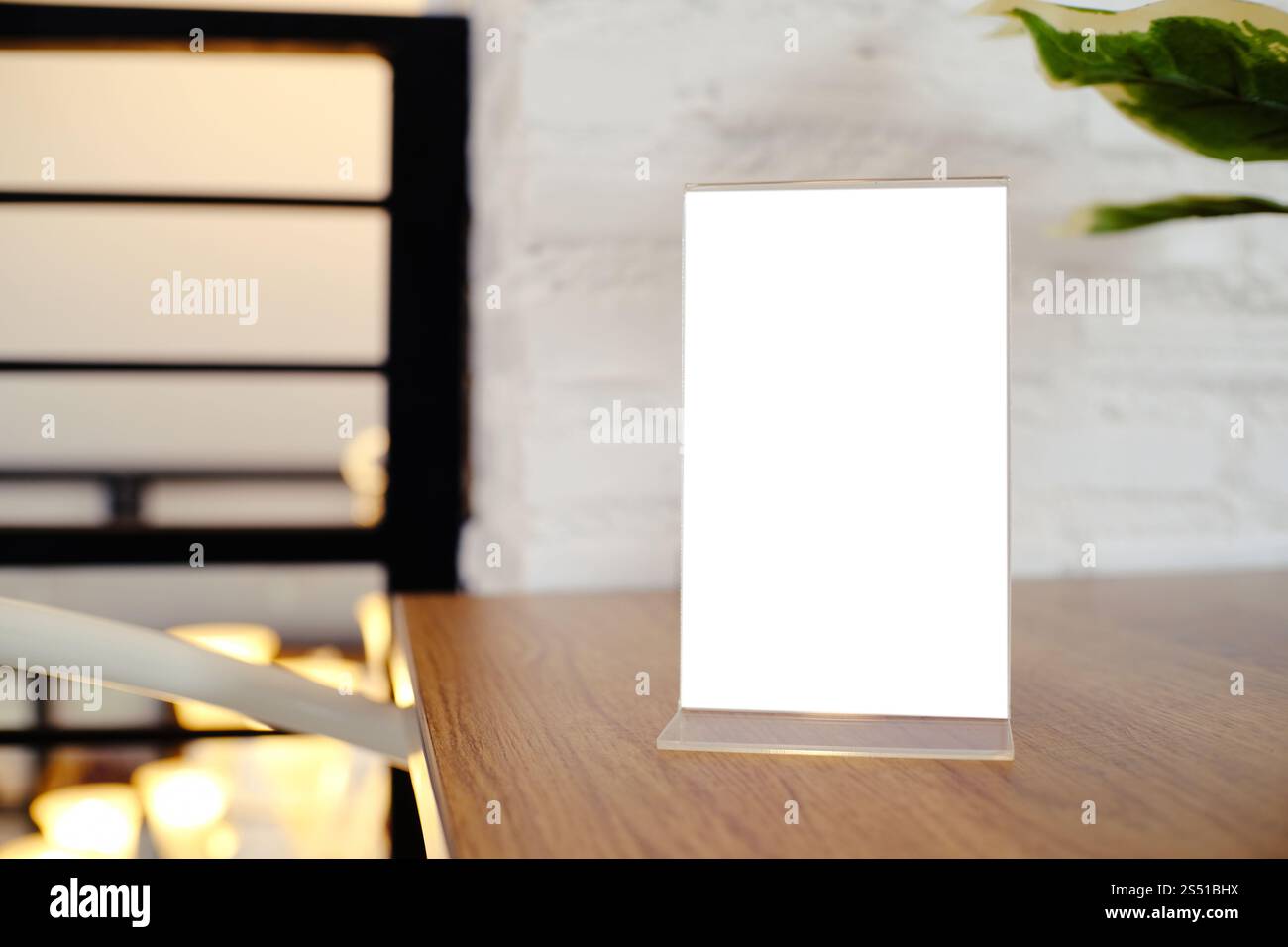 Mock up Menu frame in piedi sulla tavola di legno nel bar ristorante cafe. spazio per il testo. Foto Stock