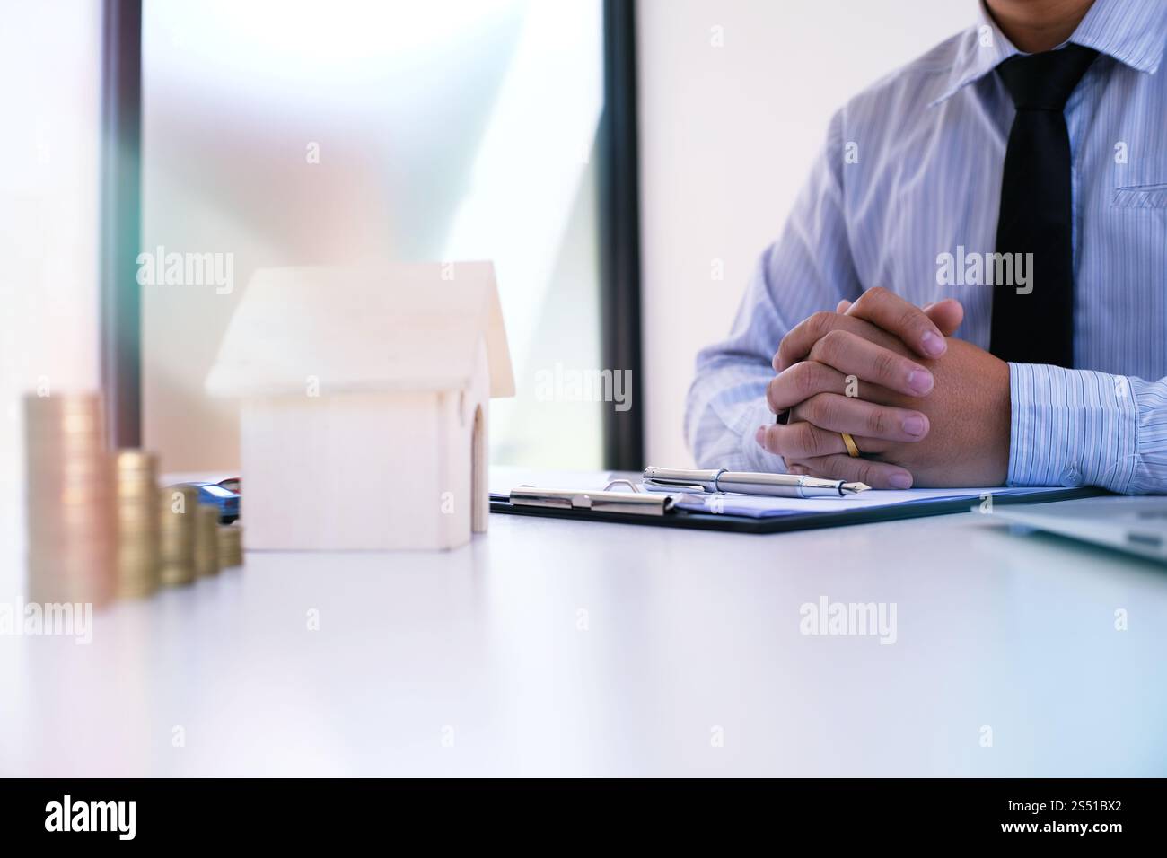 Sales Manager per dare consigli modulo di applicazione documento, considerando mutuo ipotecario speciali per auto e assicurazione casa Foto Stock
