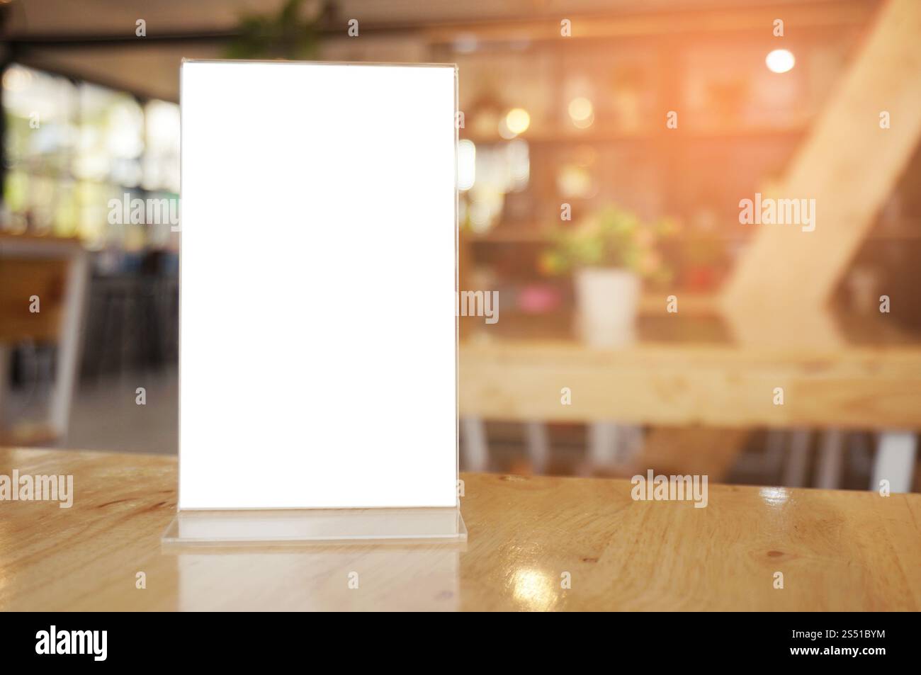 Mock up Menu frame in piedi sulla tavola di legno nel bar ristorante cafe. spazio per il testo. Foto Stock
