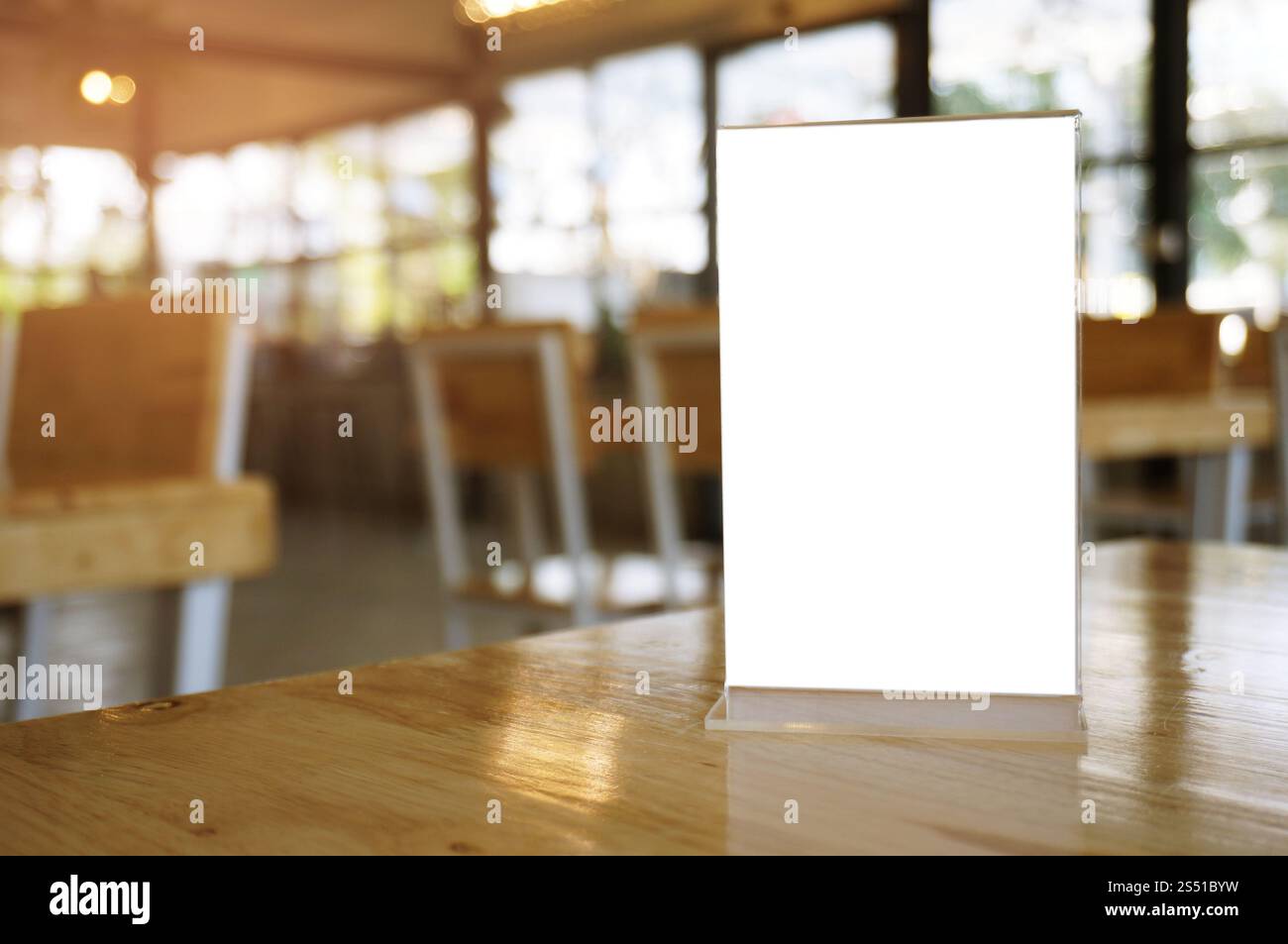 Mock up Menu frame in piedi sulla tavola di legno nel bar ristorante cafe. spazio per il testo. Foto Stock
