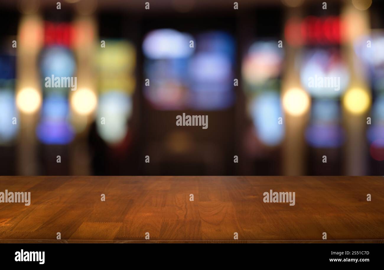 Svuotare tavolo in legno e superiore di sfocatura di notte sullo sfondo di mercato/messa a fuoco selettiva .per montaggio display del prodotto Foto Stock