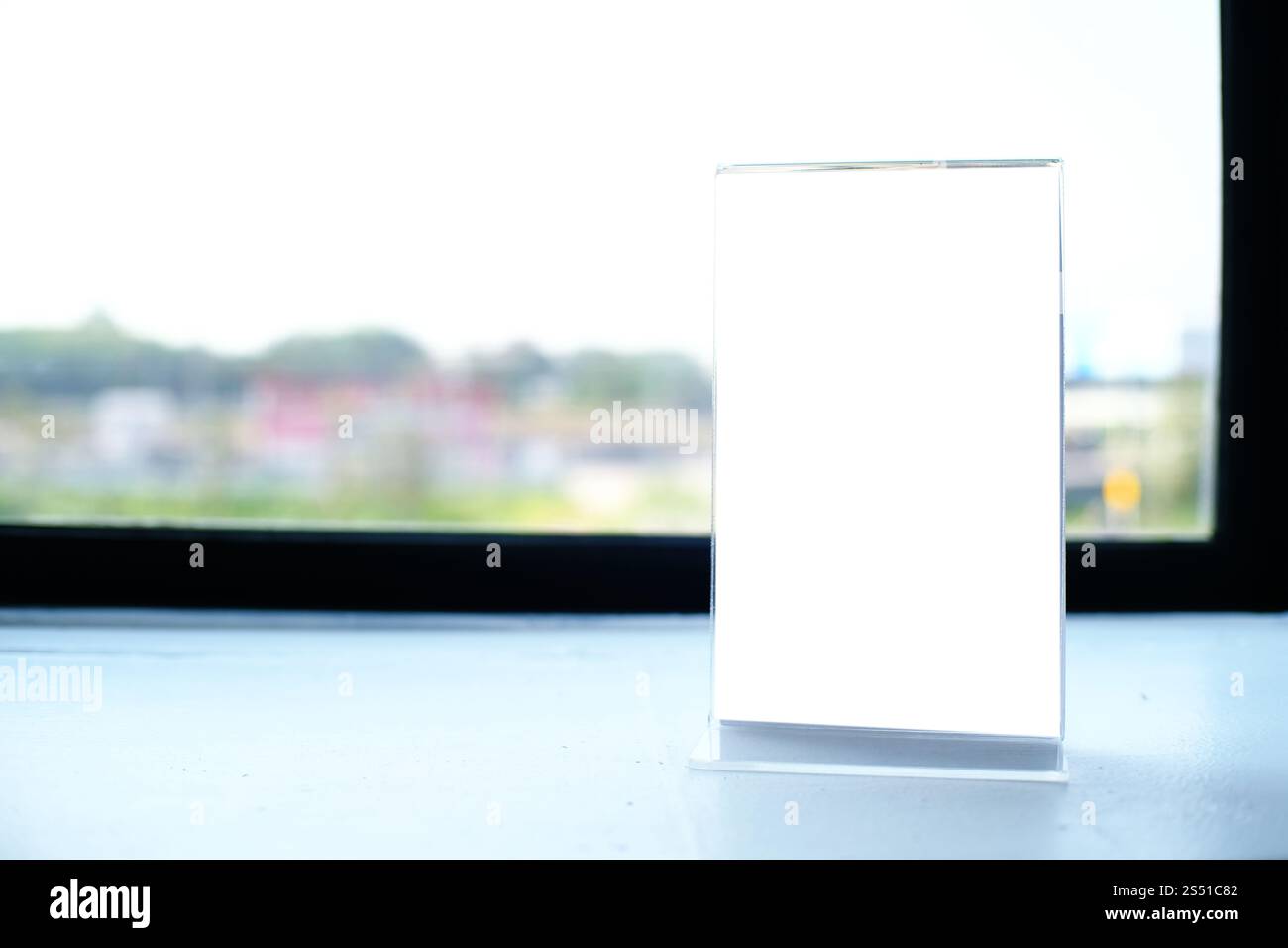 Mock up Menu frame in piedi sulla tavola di legno nel bar ristorante cafe. spazio per il testo. Foto Stock