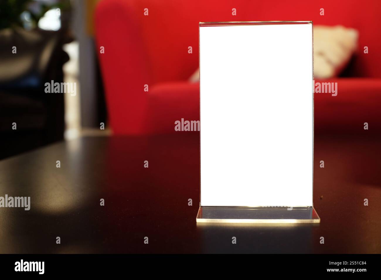 Mock up Menu frame in piedi sulla tavola di legno nel bar ristorante cafe. spazio per il testo. Foto Stock