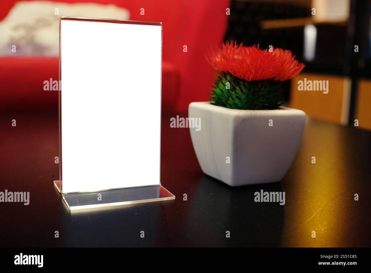 Mock up Menu frame in piedi sulla tavola di legno nel bar ristorante cafe. spazio per il testo. Foto Stock