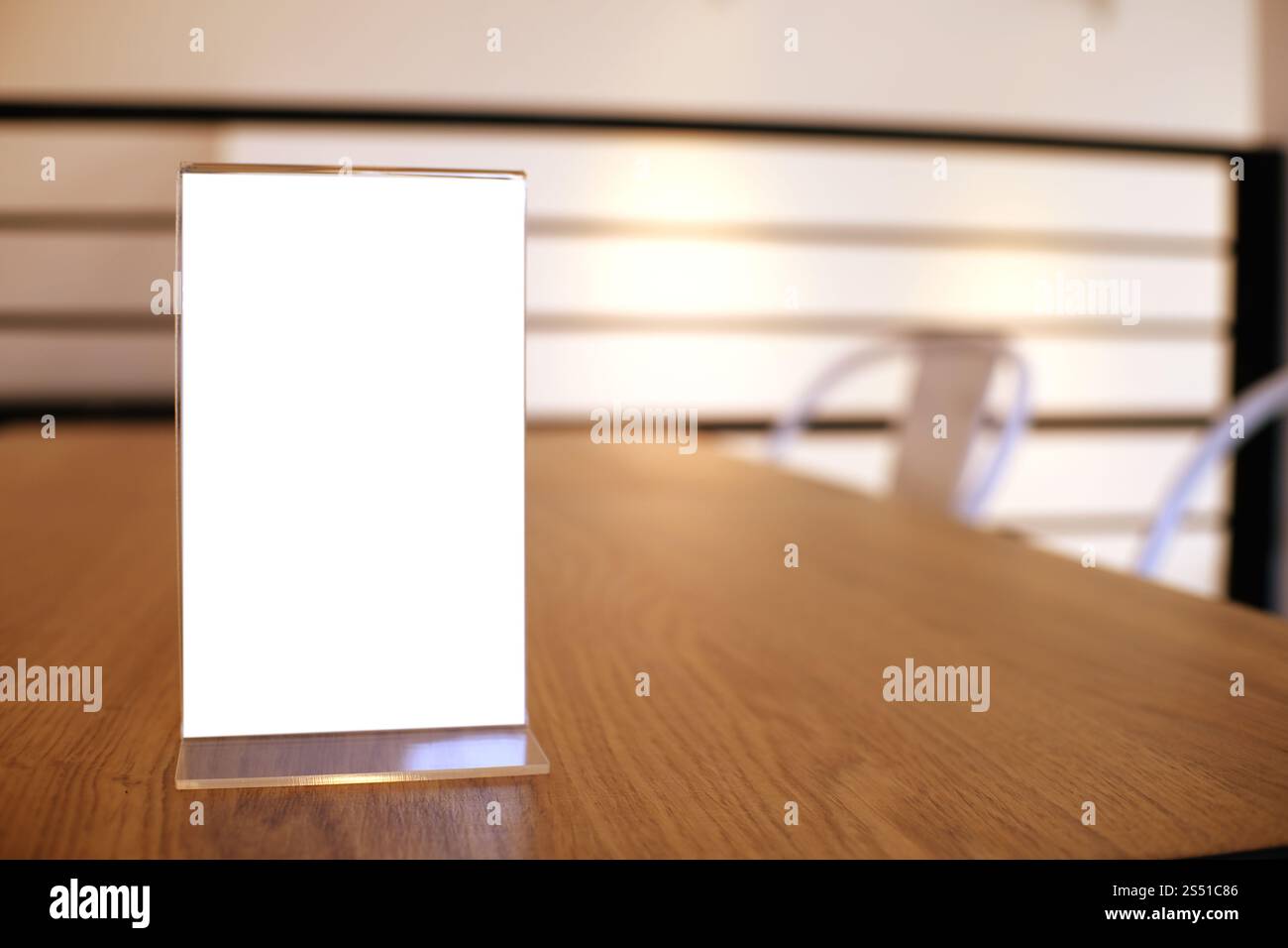 Mock up Menu frame in piedi sulla tavola di legno nel bar ristorante cafe. spazio per il testo. Foto Stock