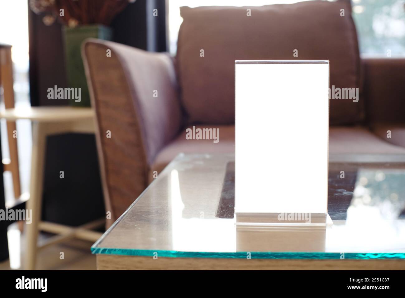 Mock up Menu frame in piedi sulla tavola di legno nel bar ristorante cafe. spazio per il testo. Foto Stock