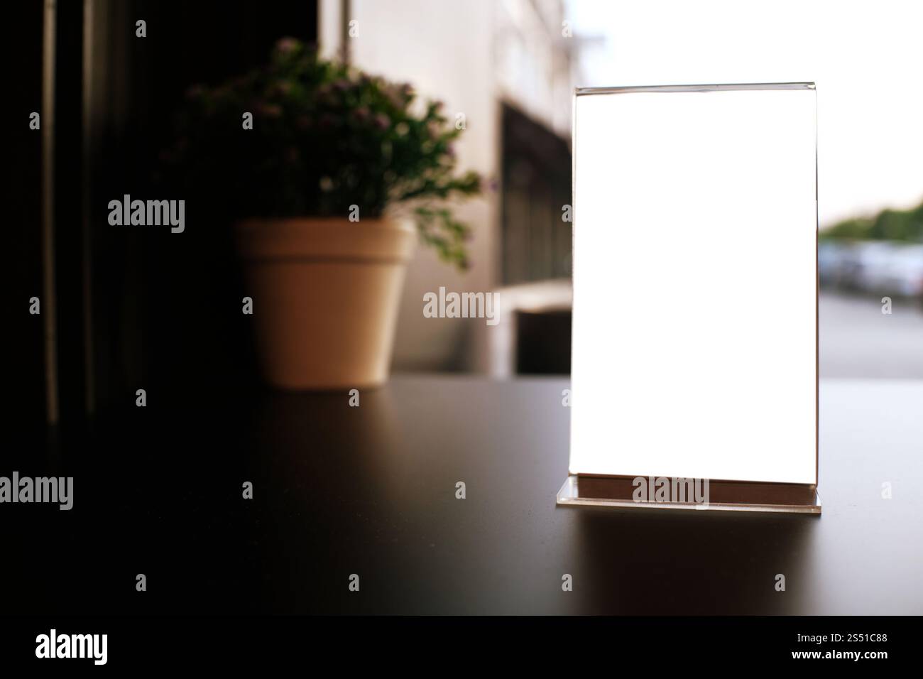 Mock up Menu frame in piedi sulla tavola di legno nel bar ristorante cafe. spazio per il testo. Foto Stock