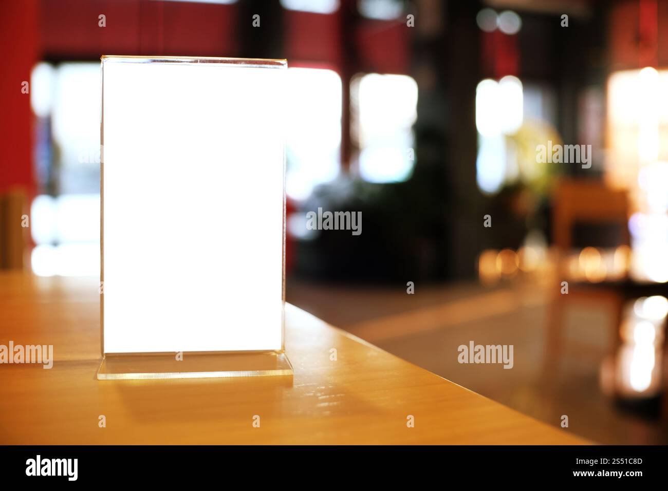 Mock up Menu frame in piedi sulla tavola di legno nel bar ristorante cafe. spazio per il testo. Foto Stock