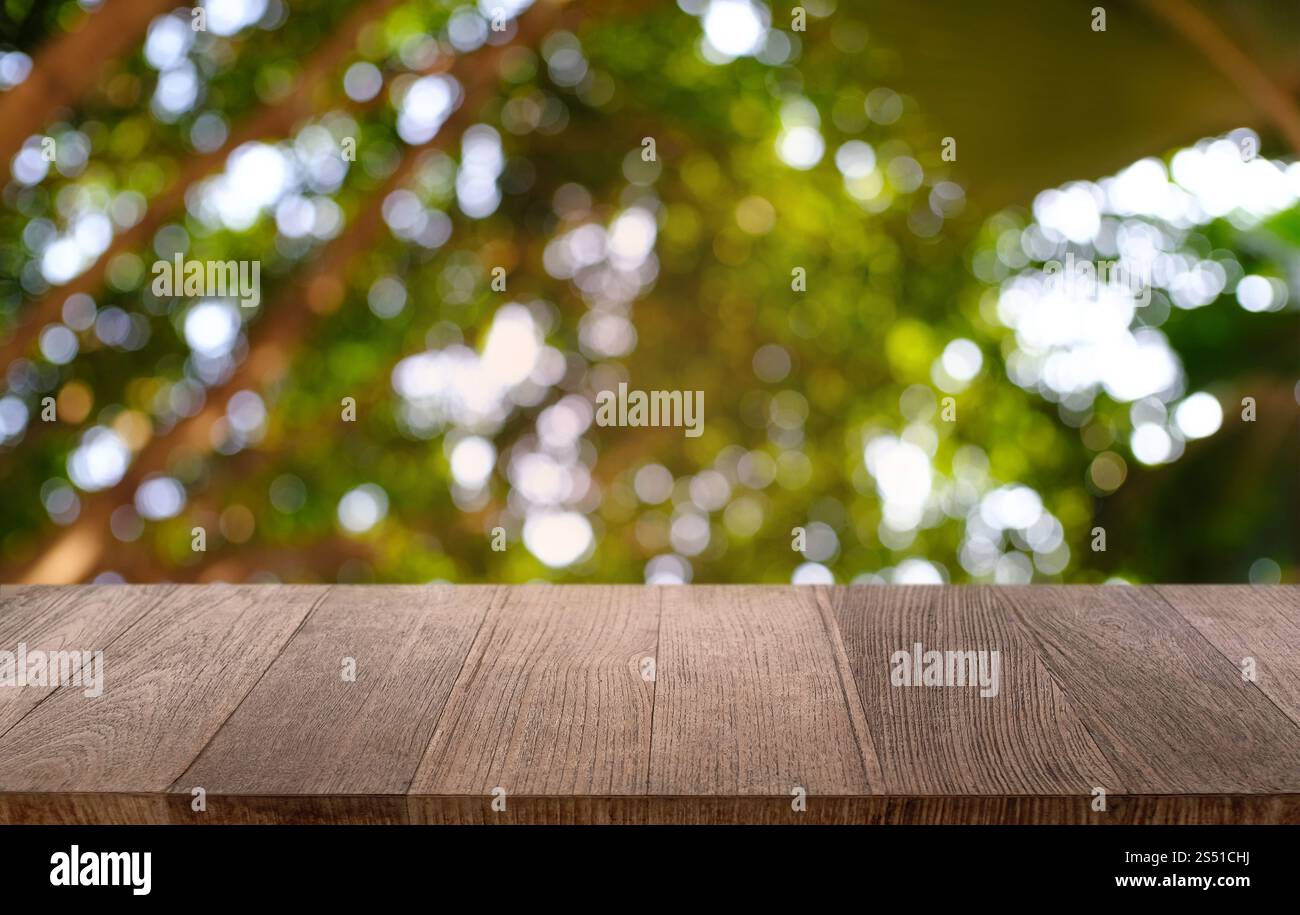Svuotare tavolo in legno e superiore di sfocatura di notte sullo sfondo di mercato/messa a fuoco selettiva .per montaggio display del prodotto Foto Stock
