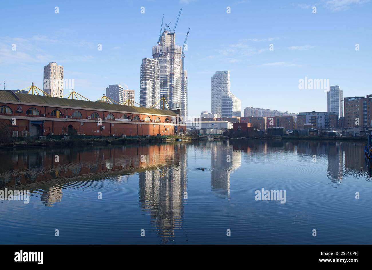 Costruzione di 2 Trafalgar Way a Poplar, alto edificio residenziale costruito con gru contro il cielo blu. Londra - 12 gennaio 2025 Foto Stock