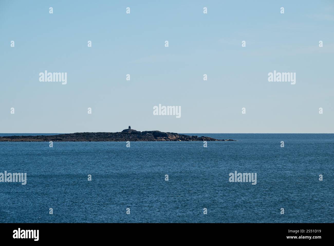 Grande skerry nel mare Foto Stock