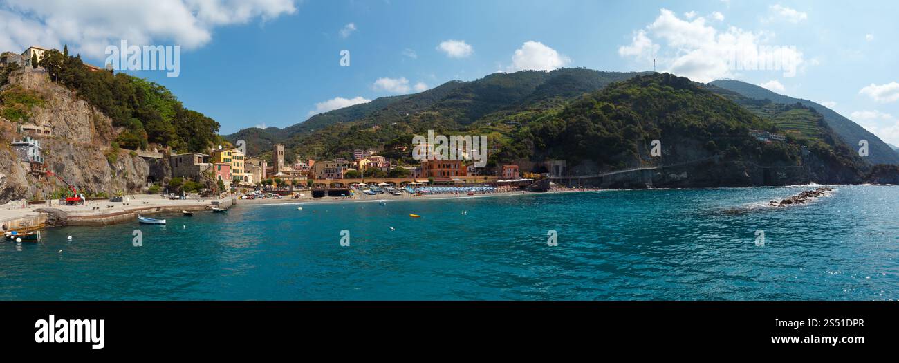 Splendida vista estiva di Monterosso dalla nave da escursione. Uno dei cinque famosi villaggi del Parco Nazionale delle cinque Terre in Liguria, Italia. Persone Foto Stock