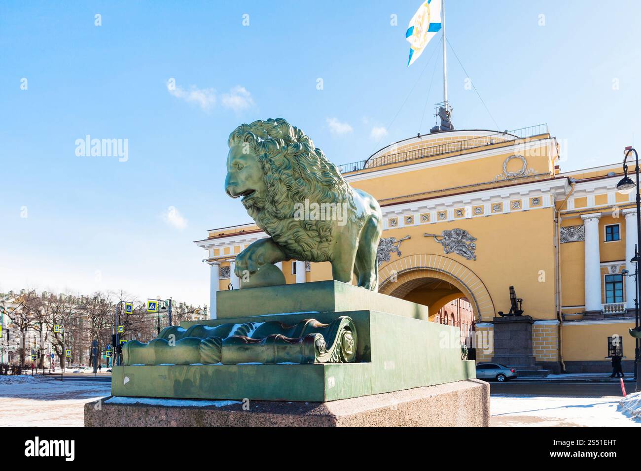 Vista della statua del leone e dell'edificio dell'Ammiragliato. Vista della statua in bronzo del leone della Guardia e dell'antico edificio dell'Ammiragliato sull'Ammiragliato di Saint Foto Stock
