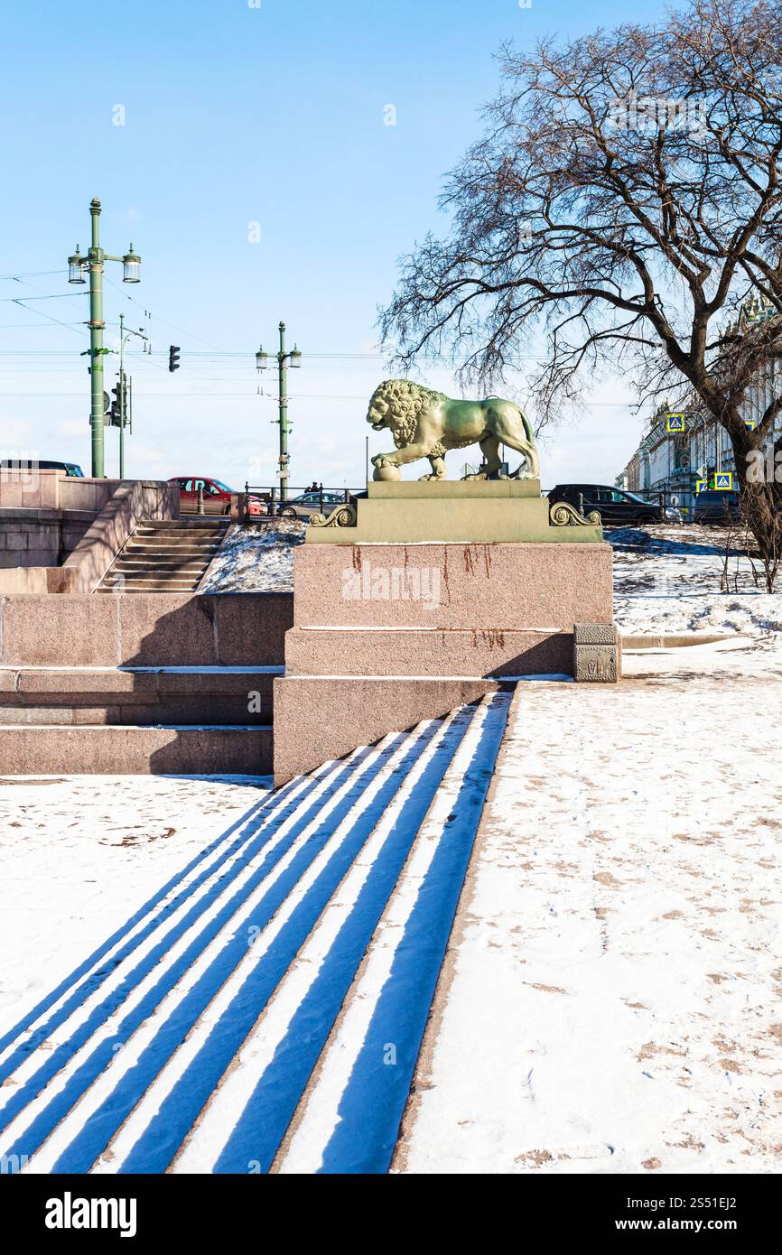 Statua del leone della Guardia vicino al Palace Bridge. Statua in bronzo del leone della Guardia vicino al Palace Bridge sull'Ammiragliato nella città di San Pietroburgo a marzo Foto Stock