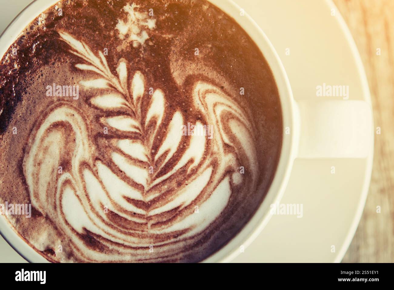 Bianco tazze di cappuccino con caffè e a forma di struttura di schiuma di latte. Foto Stock