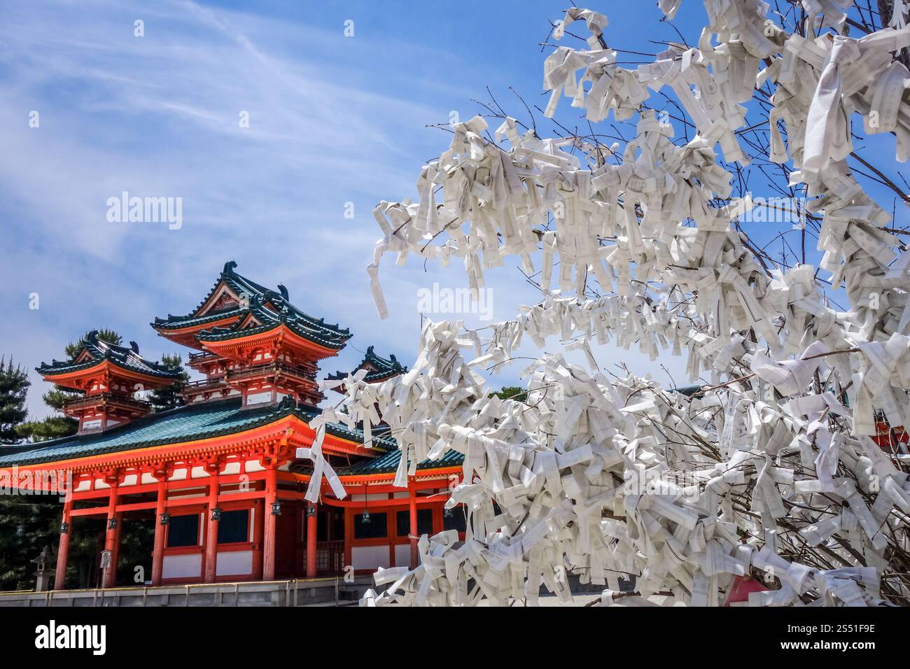 Omikuji albero Heian Jingu Shrine Temple a Kyoto, Giappone. Albero Omikuji al tempio del santuario Heian Jingu, Kyoto, Giappone. Albero Omikuji al Santuario Heian Jingu Foto Stock