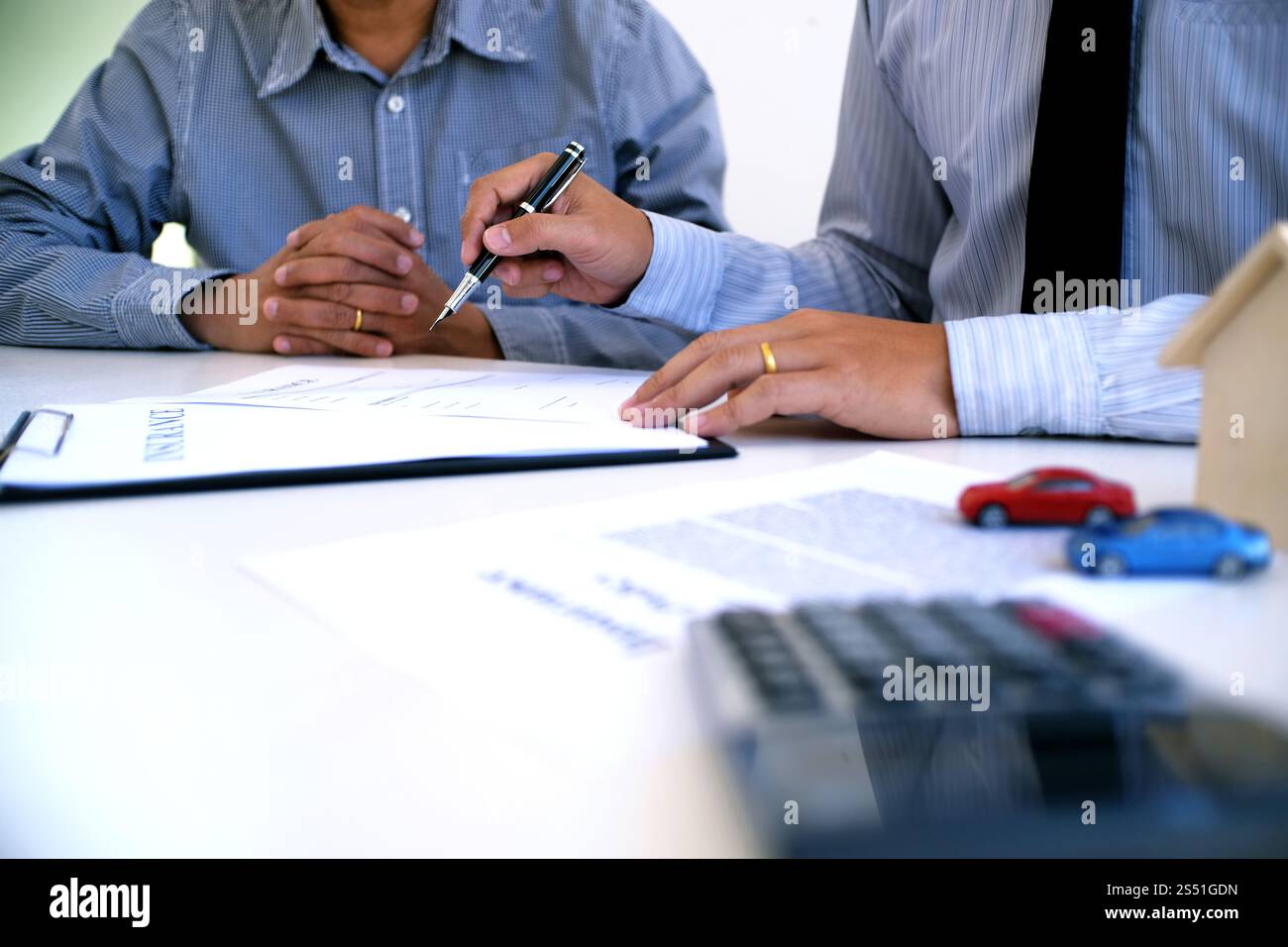 Sales Manager per dare consigli modulo di applicazione documento, considerando mutuo ipotecario speciali per auto e assicurazione casa Foto Stock