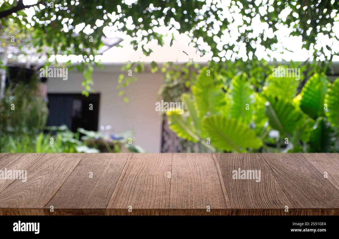 Tavolo vuoto di legno scuro davanti allo sfondo bokeh astratto e sfocato del ristorante. può essere utilizzato per la visualizzazione o il montaggio dei prodotti. Mock-up per Foto Stock